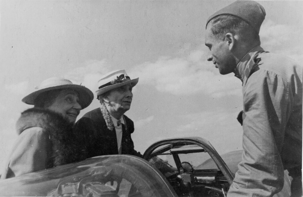 Народные артистки СССР В.Н. Рыжова и Е.Д. Турчанинова беседуют с младшим лейтенантом К.Е. Разумновым у истребителя-бомбардировщика Як-9Б эскадрильи «Малый театр — фронту»
