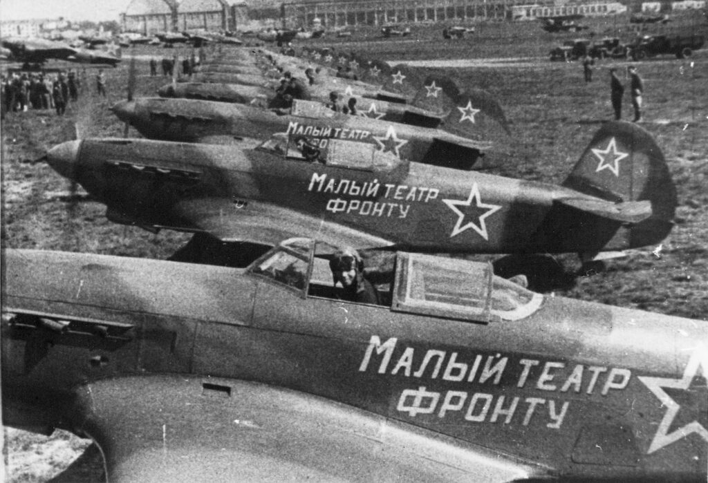 Лето 1944 года. Передача эскадрильи Малый Театр Фронту в действующую армию.&nbsp;В верхнем левом углу фото видны дома по адресу Химки, улица Бурденко, 8/5. Эти дома и ангары с круглыми крышами можно разглядеть на немецкой аэрофотосъемке