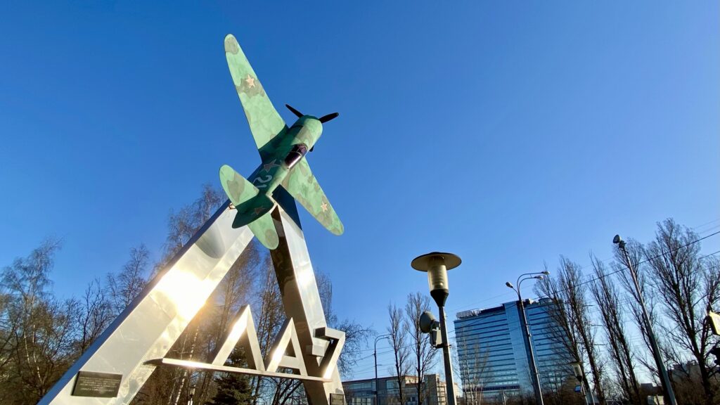 Химки. Памятник ЛА-7 на перекрестке улиц Лавочкина и 9 Мая. Фото автора
