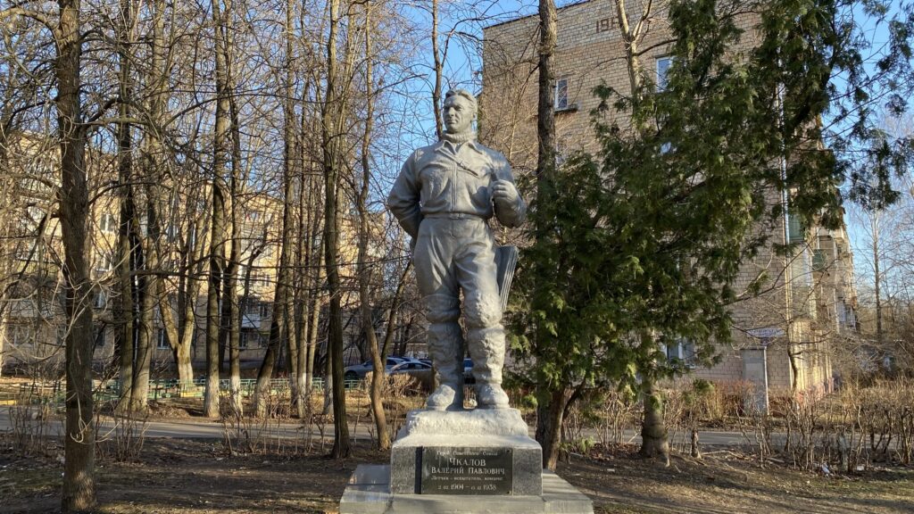 Памятник В.П. Чкалову. Химки, перекресток ул. Чкалова и ул. Ленинский проспект. Фото автора