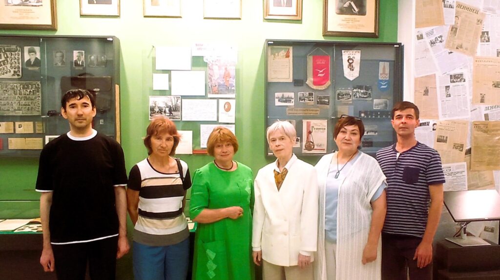 Краеведы С.А. Агеев, О.В. Кирьянова, О.И. Удова, Г.В. Вершинина, М.А. Звягинцев и руководитель музея МГИК М.В. Попова.